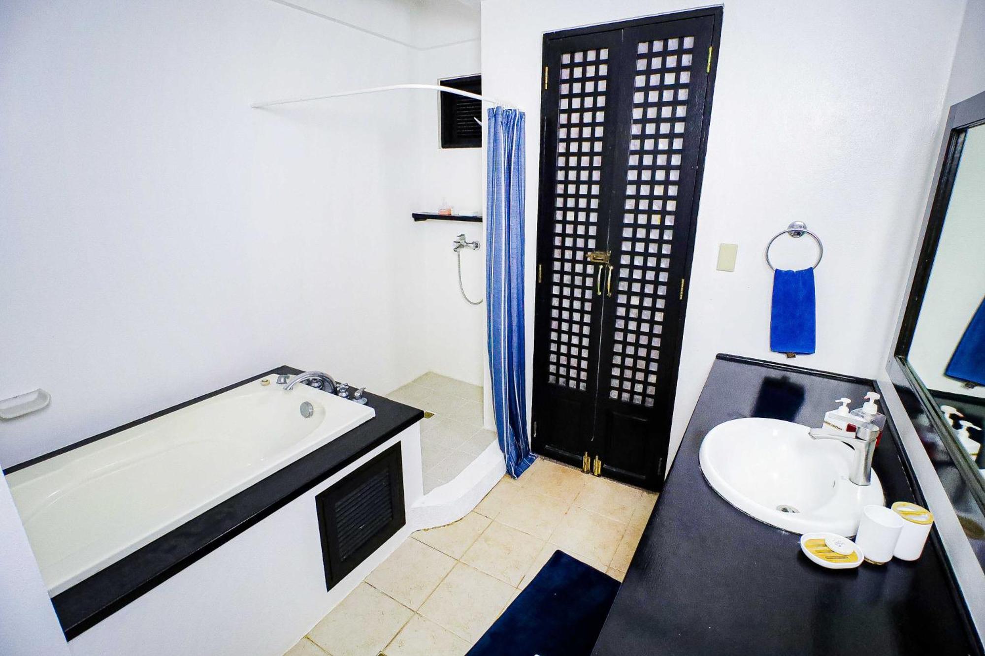 Out Of The Blue Resort Puerto Galera Room photo
